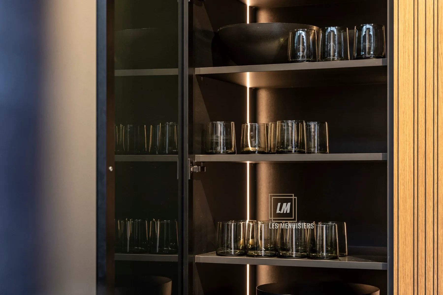 Armoire avec éclairage LED intégré