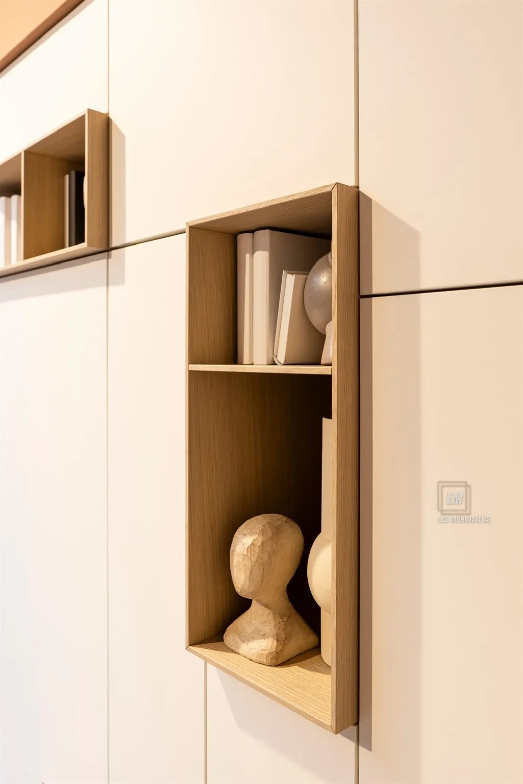 Bibliothèque sur mesure avec niches intégrées