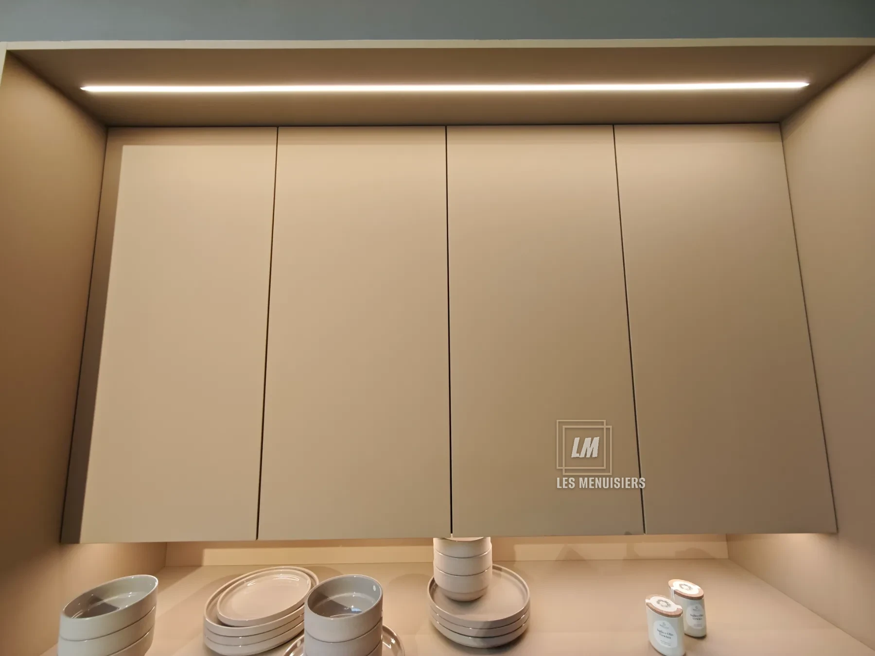Éclairage LED encastré dans un meuble