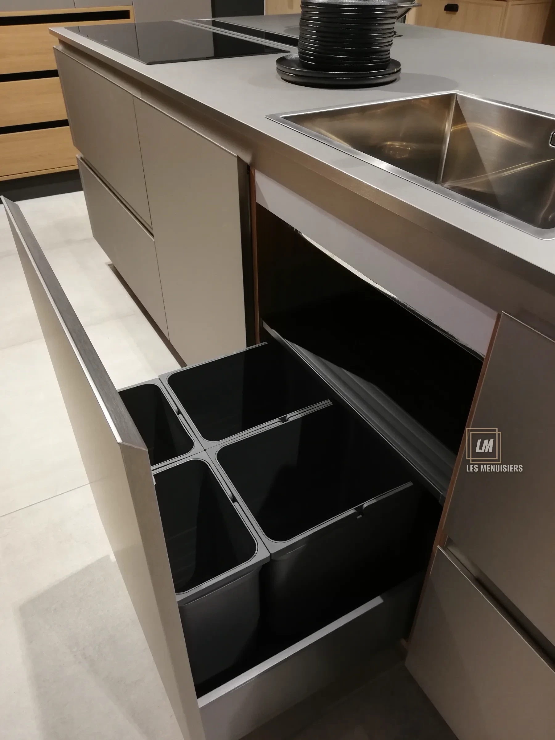 Meuble coulissant avec poubelle de tri intégrée