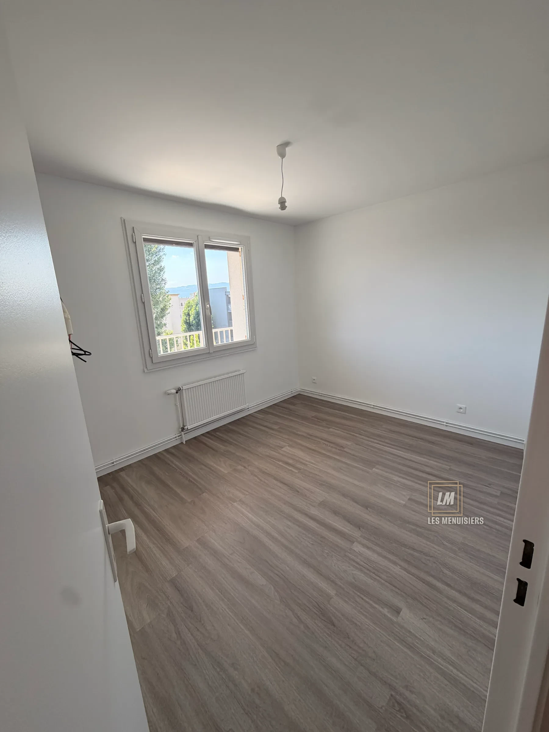 Mur repeint en blanc après rénovation