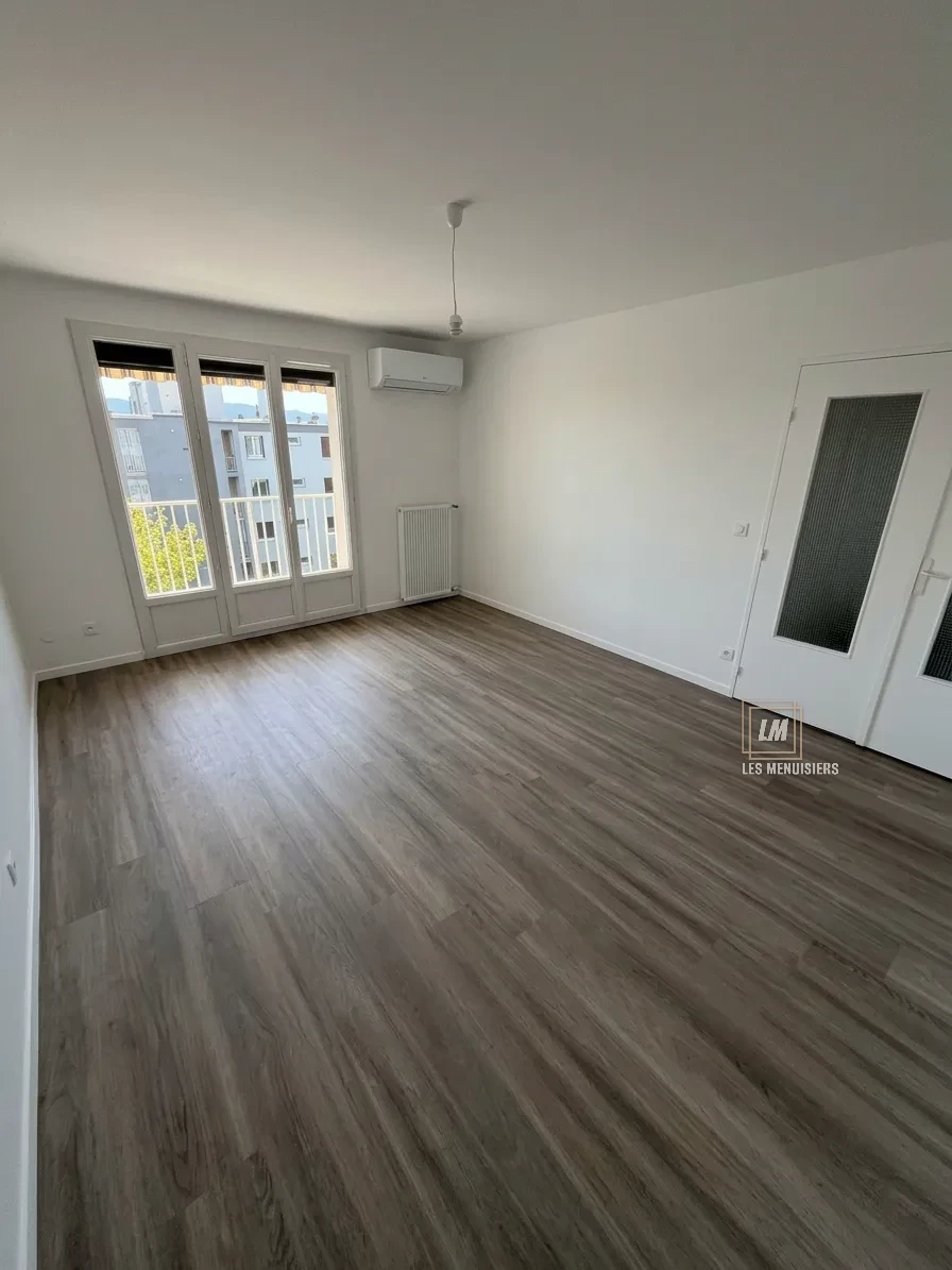 Pièce après remise en blanc, murs et plafonds refaits