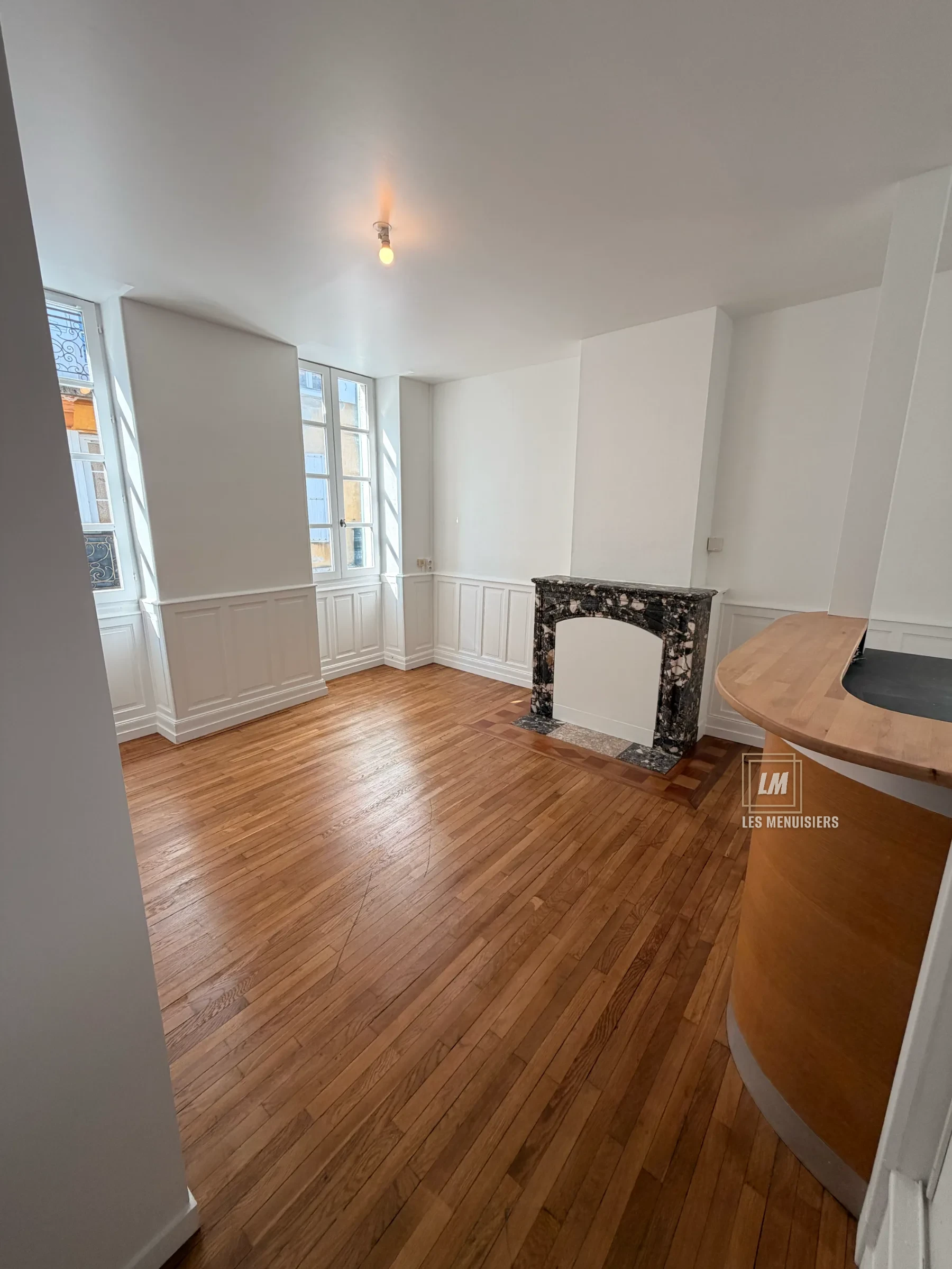 Pièce après rénovation complète, peinture refaite